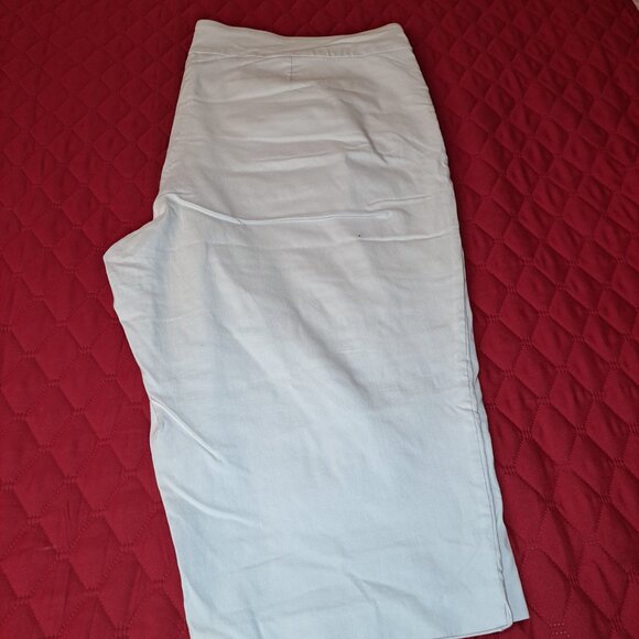 White Capri Size 3X (24W-26W) Very Stretchy *Priced to Move* - Picture 3 of 8